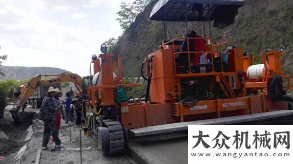 公路現(xiàn)場會華通動力水泥攤鋪機(jī)在水泥路面公路中大展身手江蘇華