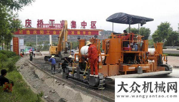 公路現(xiàn)場會華通動力水泥攤鋪機(jī)在水泥路面公路中大展身手江蘇華