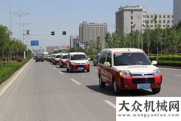 軍征戰(zhàn)三夏千里購雷沃谷神 300甘肅農(nóng)機手再踏三夏掘金路安徽再