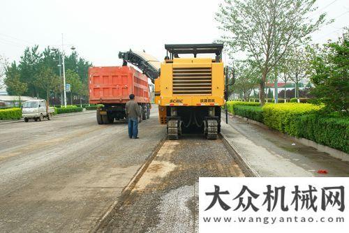 工入職培訓陜建CM2000銑刨機路面翻新連續(xù)70小時施工順利奏凱高遠圣