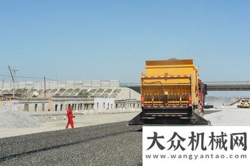 械需求激增陜建機(jī)瀝青碎石同步封層車各地公路項(xiàng)目中顯身手俄國(guó)基