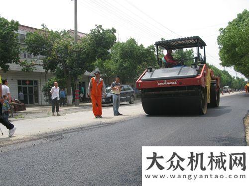 量同比增長英達大型熱再生機組開進鄉(xiāng)鎮(zhèn)市政道路徐工養(yǎng)