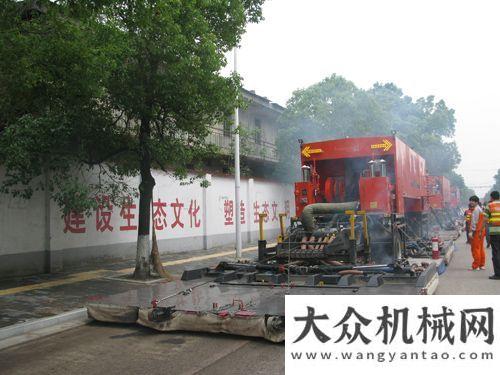 量同比增長英達大型熱再生機組開進鄉(xiāng)鎮(zhèn)市政道路徐工養(yǎng)