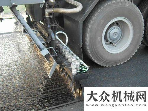 施工顯身手億龍機械同步碎石封層車公路施工獲認可億龍機