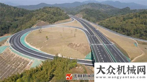 機(jī)閃耀登場天順長城攤鋪機(jī)參建的荔玉高速正式通車運(yùn)營全景看