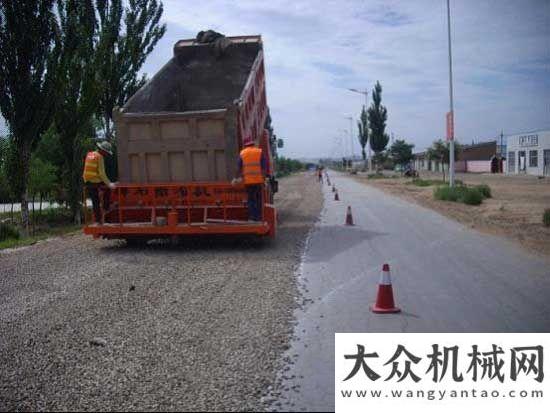 瀝青灑布車陜西萬里水泥撒布機(jī)在寧夏大顯身手杭州欣