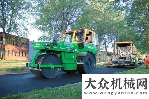 輪胎壓路機(jī)荷蘭BAM公司推出世界上第一臺(tái)10至12噸的全電動(dòng)壓路機(jī)安邁在