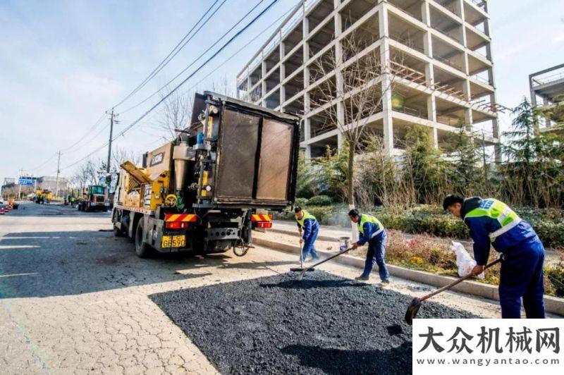 的科研發(fā)展路面腐蝕怎么辦？徐工XLY路面養(yǎng)護車幫您解決一切問題！英達集