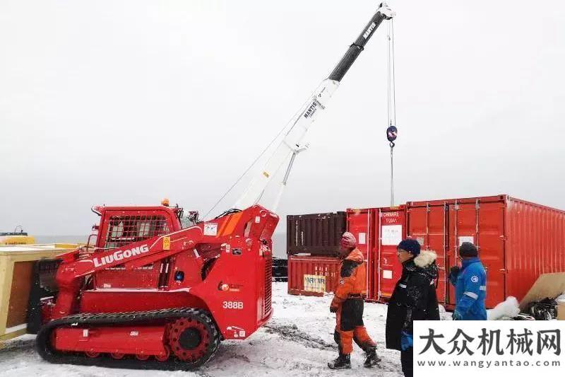 貓效率翻番南極之“戀” ，柳工CLG388B滑移裝載機(jī)南極服務(wù)能手運(yùn)料翻