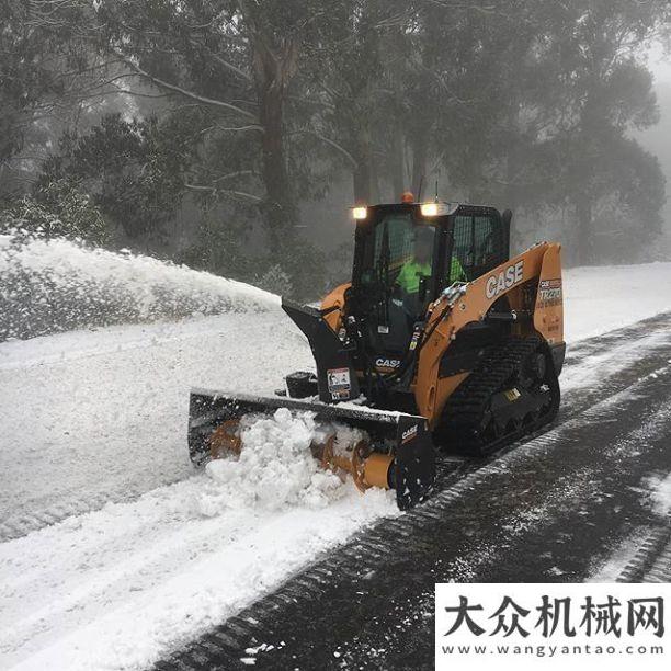 滑移裝載機(jī)冬季除雪必備神器——?jiǎng)P斯S系滑移裝載機(jī)凱斯為