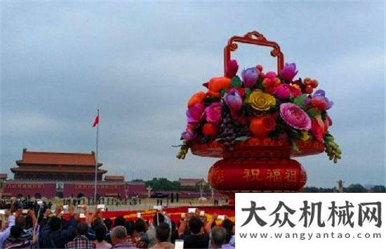 起重機(jī)一覽慶國慶 喜迎“” 中聯(lián)重科助力搭建天安門“祝福祖國”花壇百噸級