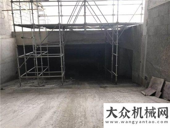 身后的作業(yè)山貓沃福S18滑移裝載機(jī)建筑垃圾清理案例分享凱斯兩