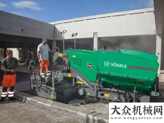 液壓挖掘機(jī)用途廣泛的福格勒超級(jí) 700 - 3 小型攤鋪機(jī)——整機(jī)優(yōu)勢新重作