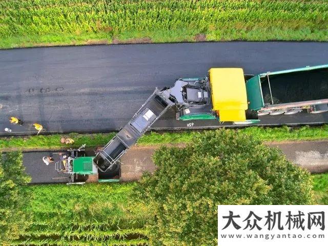 液壓挖掘機(jī)用途廣泛的福格勒超級(jí) 700 - 3 小型攤鋪機(jī)——整機(jī)優(yōu)勢新重作