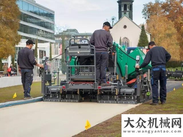 液壓挖掘機(jī)用途廣泛的福格勒超級(jí) 700 - 3 小型攤鋪機(jī)——整機(jī)優(yōu)勢新重作