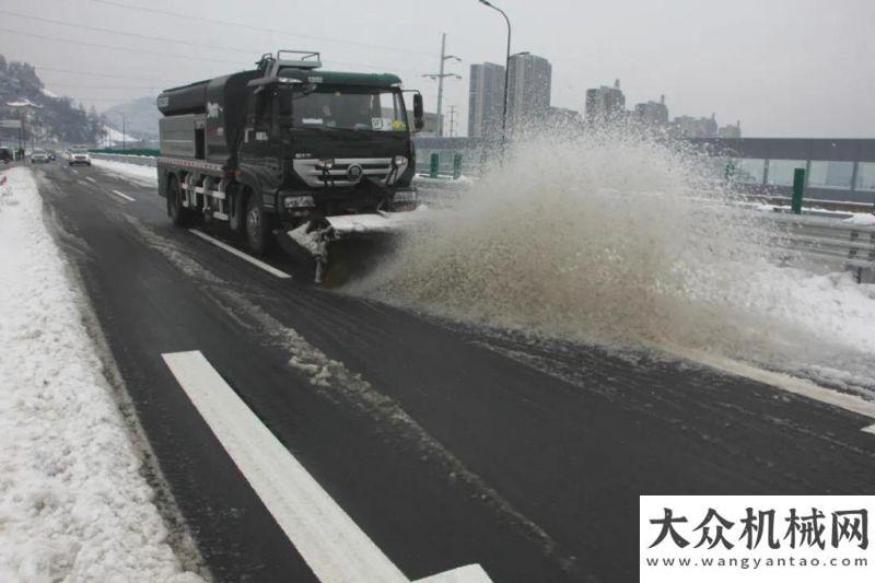 南經(jīng)濟人物美通筑機多功能除雪車批量發(fā)往華北某進行道路破冰除雪施工作業(yè)山推建