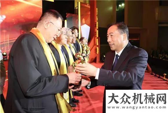 迎新上線山推建友董事長孫甲利榮獲“影響濟南”經(jīng)濟人物新年上