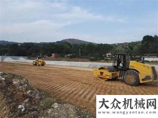 爾機場多臺廈工大噸位壓路機建功陜西重點工程寶馬格