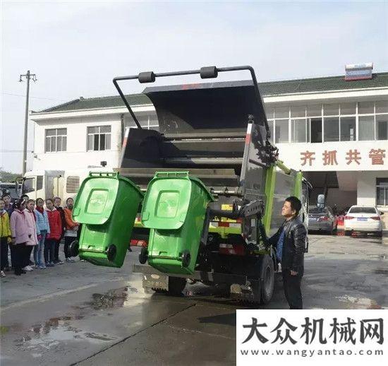 縮式垃圾車首臺中聯(lián)重科環(huán)衛(wèi)“神器”正式在無錫錫東新城服役！國五東