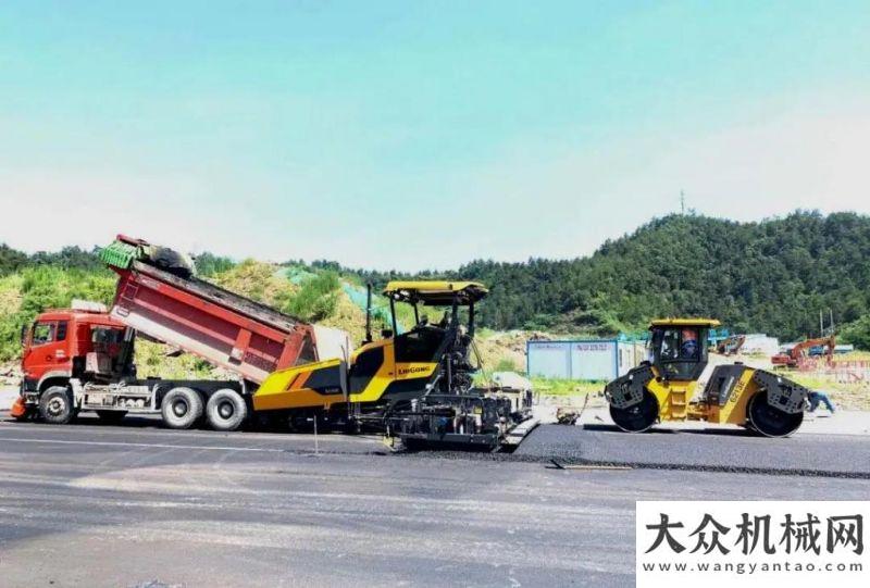 新型攤鋪機柳工路機：湖北十堰攤鋪機雙鋼輪交車實記海外新