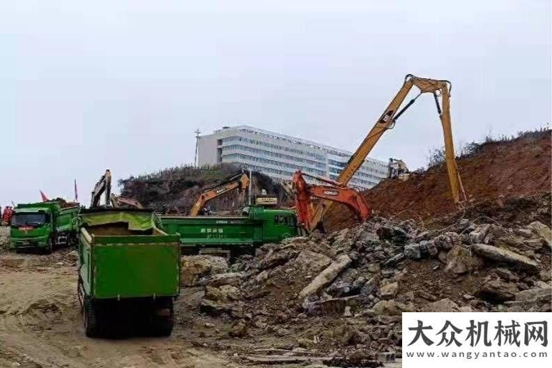 西筑志愿者貴州畢節(jié)在建工地山體滑坡挖機傾倒，17人被困，救援現(xiàn)場（圖）服務(wù)疫