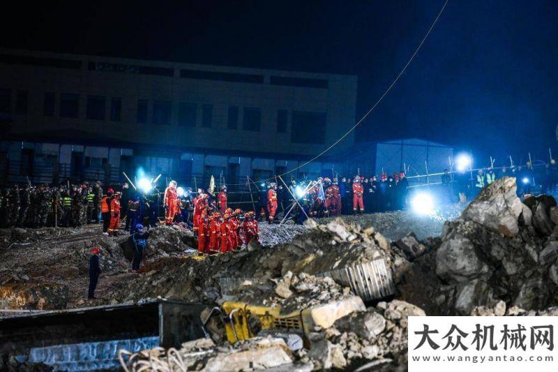 西筑志愿者貴州畢節(jié)在建工地山體滑坡挖機傾倒，17人被困，救援現(xiàn)場（圖）服務(wù)疫