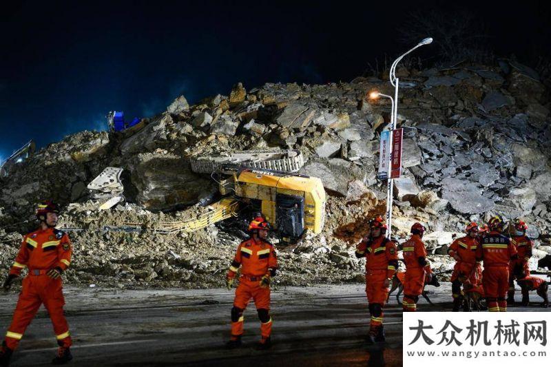 西筑志愿者貴州畢節(jié)在建工地山體滑坡挖機傾倒，17人被困，救援現(xiàn)場（圖）服務(wù)疫