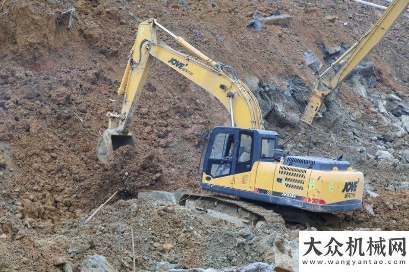 西筑志愿者貴州畢節(jié)在建工地山體滑坡挖機傾倒，17人被困，救援現(xiàn)場（圖）服務(wù)疫