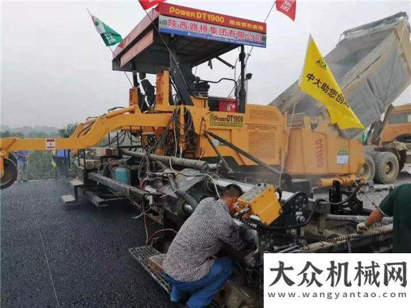 流車新高度旬邑至陜甘界高速公路采用中大抗離析攤鋪機(jī)ATB一30攤鋪順利進(jìn)行華菱漢