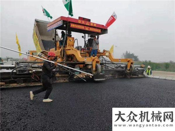 流車新高度旬邑至陜甘界高速公路采用中大抗離析攤鋪機(jī)ATB一30攤鋪順利進(jìn)行華菱漢