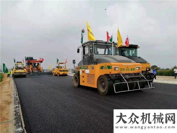 流車新高度旬邑至陜甘界高速公路采用中大抗離析攤鋪機(jī)ATB一30攤鋪順利進(jìn)行華菱漢