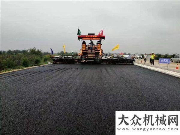 流車新高度旬邑至陜甘界高速公路采用中大抗離析攤鋪機(jī)ATB一30攤鋪順利進(jìn)行華菱漢