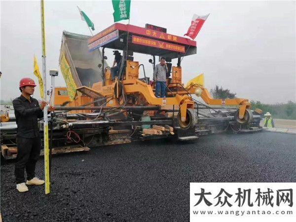 流車新高度旬邑至陜甘界高速公路采用中大抗離析攤鋪機(jī)ATB一30攤鋪順利進(jìn)行華菱漢