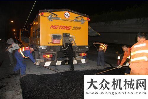 機(jī)械沖刺億美通瀝青保溫料養(yǎng)護(hù)車助杭州公路徐工著