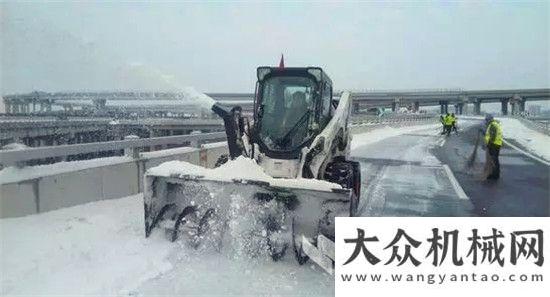 漢市民服務(wù)山貓“除雪神器”驚艷亮相武漢機(jī)場高速 大放異彩山貓滑