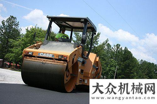 往西藏地區(qū)凱斯PT240 壓路機(jī)：Georgia公路好幫手山推雙