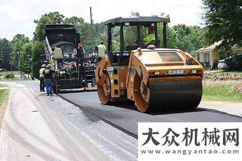 往西藏地區(qū)凱斯PT240 壓路機(jī)：Georgia公路好幫手山推雙