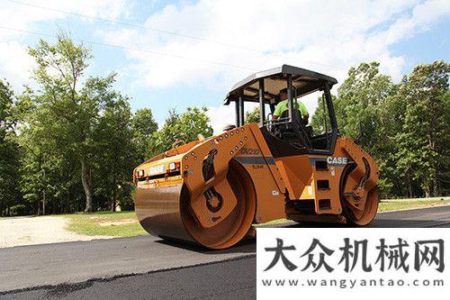 往西藏地區(qū)凱斯PT240 壓路機(jī)：Georgia公路好幫手山推雙