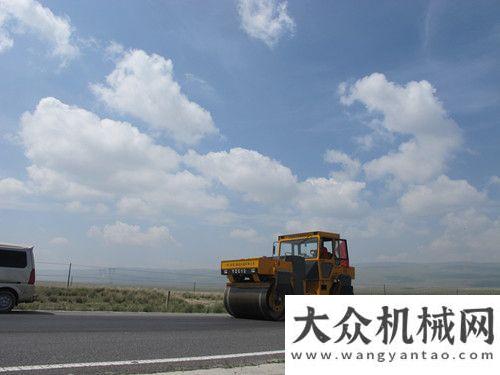 虞道路改造洛陽(yáng)壓路機(jī)助力環(huán)青海湖國(guó)際自行車賽徐工老