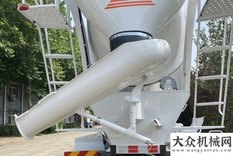 健考察三一亞特攪拌車裝卸料系統(tǒng)——精細化設(shè)計，體現(xiàn)精品工程相當(dāng)了