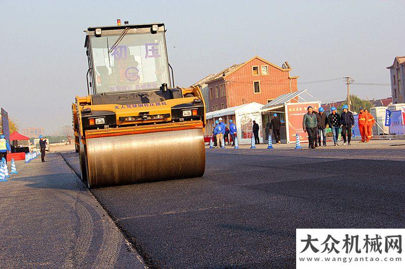 臺(tái)同比增長(zhǎng)完美演繹 三一無人駕駛智能瀝青攤鋪及壓實(shí)施工燃爆上海灘年月份