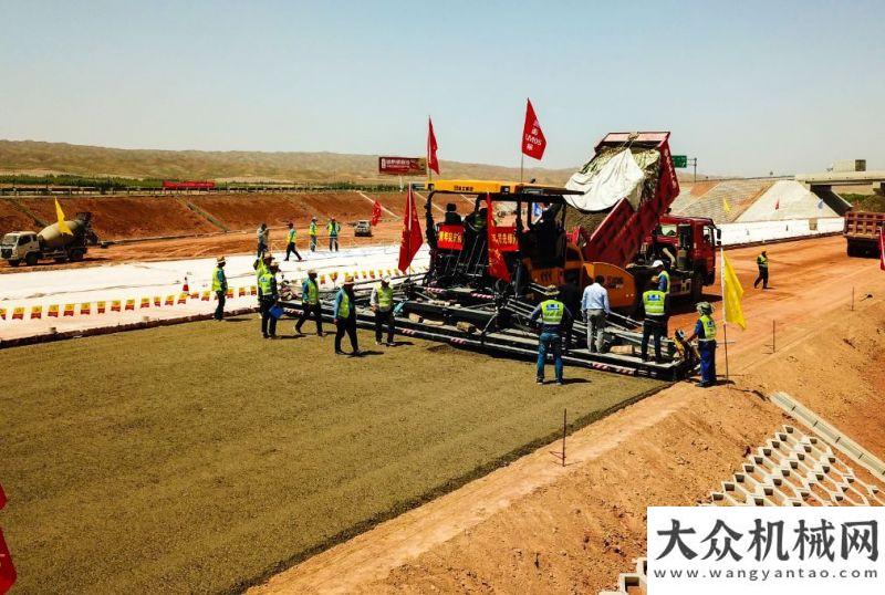 机全面升级助力祖国各大交通工程！徐工超大型摊铺机RP1655施工集锦！就在月
