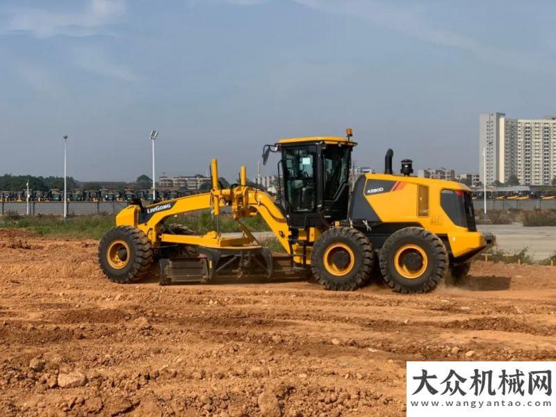 鋼輪壓路機(jī)新成員|柳工最大平地機(jī)4260D成功下地再品寶