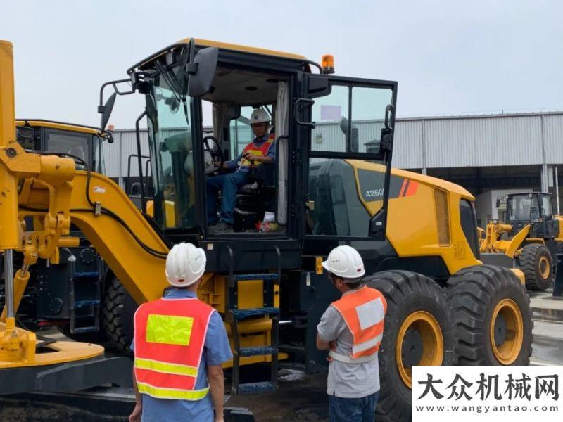 鋼輪壓路機(jī)新成員|柳工最大平地機(jī)4260D成功下地再品寶