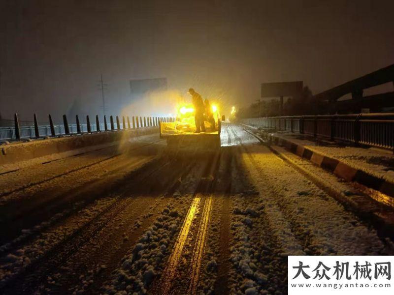 示教育會議黃陂區(qū)公路養(yǎng)護人員晝夜戰(zhàn)風雪、保暢通甘肅天