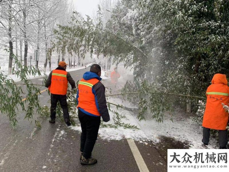 示教育會議黃陂區(qū)公路養(yǎng)護人員晝夜戰(zhàn)風雪、保暢通甘肅天