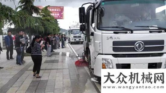 洗掃車問世中聯(lián)重科抑塵車和污水循環(huán)洗掃車首次走上青藏高原宇通重