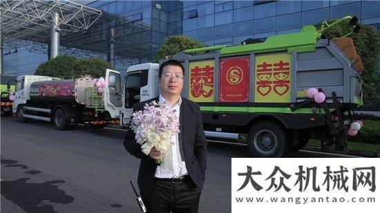 綠閃耀寧波中聯(lián)重科環(huán)衛(wèi)車輛迎親開啟浪漫婚禮中聯(lián)重