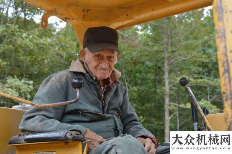 力又心駕駛超11萬小時(shí)！91歲老人與CAT?(卡特)推土機(jī)的一生情緣自主動(dòng)