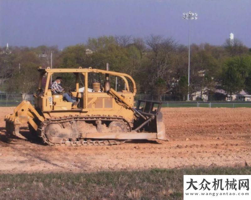 力又心駕駛超11萬小時(shí)！91歲老人與CAT?(卡特)推土機(jī)的一生情緣自主動(dòng)